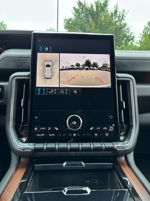 2025 GMC Yukon Denali - Photo 10