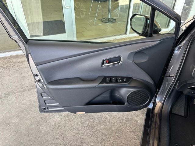 2017 Toyota Prius Three - Photo 18