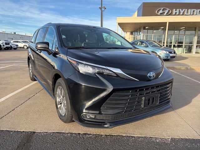 2025 Toyota Sienna XLE 8 Passenger